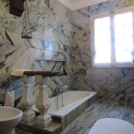 Vakantiehuis Charming House With Garden And Pool