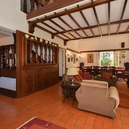 Vakantiehuis Charming House With Garden And Pool