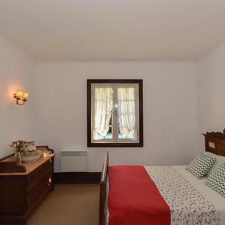 Vakantiehuis Charming House With Garden And Pool