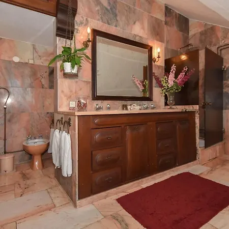 Vakantiehuis Charming House With Garden And Pool