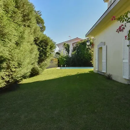 Vakantiehuis Charming House With Garden And Pool