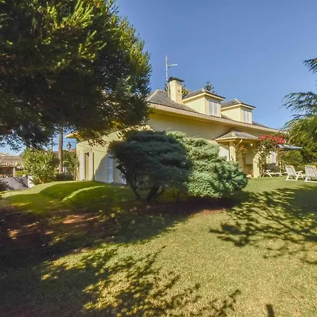 Vakantiehuis Charming House With Garden And Pool